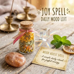 Può includere: Un barattolo di vetro pieno di erbe e fiori secchi, etichettato "JOY SPELL DAILY MOOD LIFT". Il barattolo è legato con un nastro rosa e un ciondolo "joy". Una piccola carta recita "MOOD BOOST SPELL - A simple daily ritual for joyful energy."