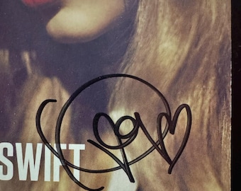 Taylor Swift 2012 Red Autographed CD With Heart Booklet Original