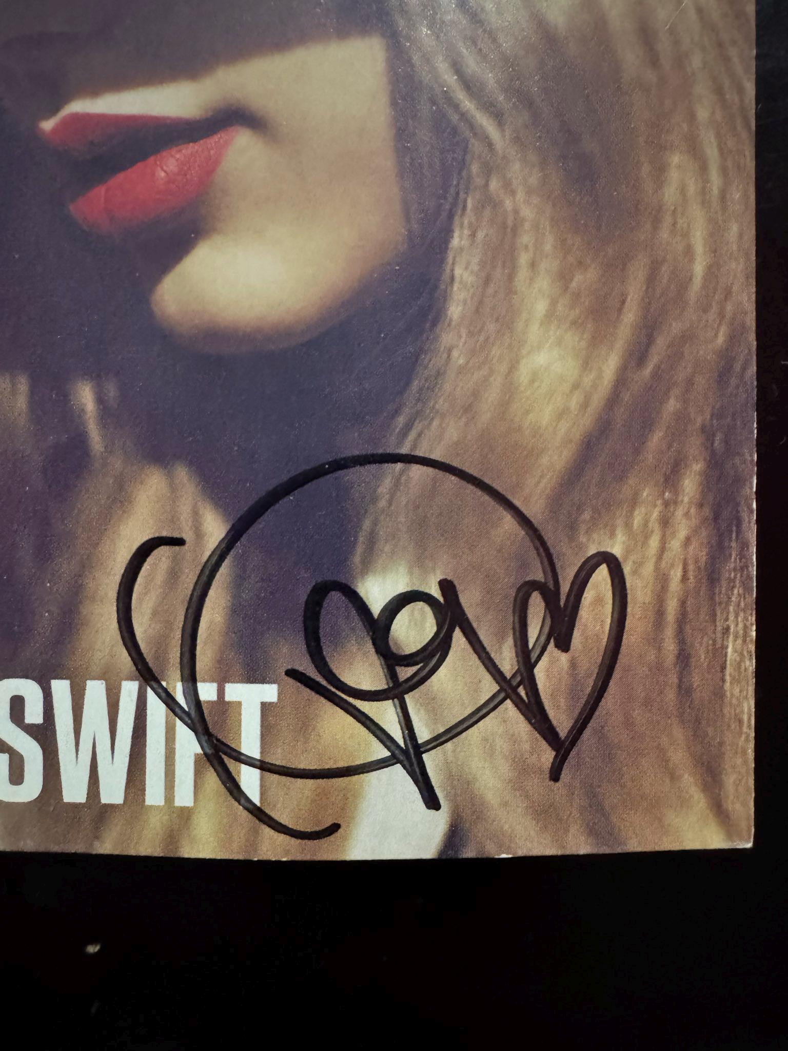 Taylor Swift 2012 Red Autographed CD With Heart Booklet Original