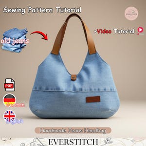 Op de afbeelding: Een lichtblauwe denim handtas met bruine leren bandjes en een knoopsluiting. De tas is handgemaakt en heeft een klein bruin leren label. De afbeelding bevat de tekst "Sewing Pattern Tutorial" en "Handmade Jeans Handbag".
