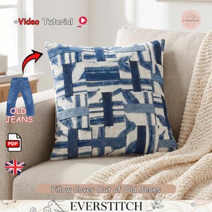 Könnte beinhalten: Quadratischer Kissenbezug aus recyceltem Denim mit einem Patchwork-Design in Blau- und Weißtönen. Das Kissen wird auf einem beigen Sofa präsentiert. Der Text auf dem Bild lautet "Pillow Cover Out of Old Jeans".