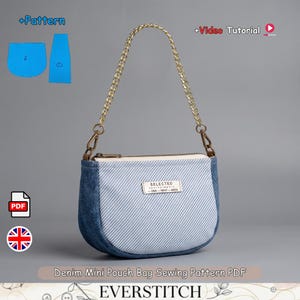 Könnte beinhalten: Eine Mini-Tasche mit dunkelblauem Denim-Außenmaterial und einem hellblau-weiß gestreiften Mittelteil. Die Tasche verfügt über einen goldfarbenen Metallkettenhenkel, einen Reißverschluss an der Oberseite und ein rechteckiges Etikett mit der Aufschrift SELECTED.