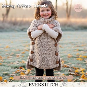 Puede incluir: Una niña con un poncho de crochet beige hecho a mano con botones de madera. El poncho tiene un cuello alto y está etiquetado como "Cozy Handmade Crochet Poncho" y "Sewing Pattern Tutorial". También se ve el logotipo de Everstitch.