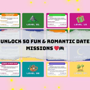 Op de afbeelding: Een roze achtergrond met kleurrijke spelkaarten. De kaarten bevatten illustraties en tekst, waaronder "UNLOCK 50 FUN & ROMANTIC DATE MISSIONS". Sommige kaarten tonen een berg, een cadeau en een palet.