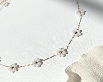 Collar de cuentas de margaritas blancas, cadena floral dorada, joyería de acero inoxidable, accesorio cottagecore, gargantilla de flores de verano, para superponer.