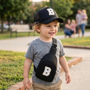 Conjunto personalizado de gorro con letra y mini mochila / Gorra de béisbol infantil con inicial personalizada / Bolso infantil con parche de chenilla de la A a la Z / Regalo de Tiny Bunny Boutique