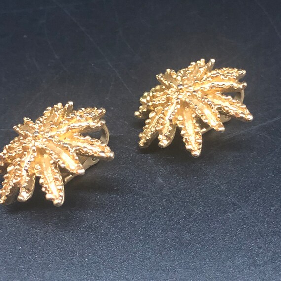 Vintage Avon gold tone leaf clip on earrings. 197… - image 5