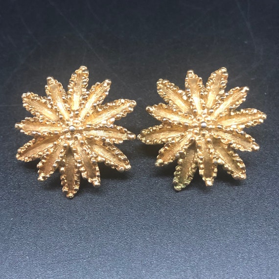 Vintage Avon gold tone leaf clip on earrings. 197… - image 2