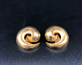 Vintage large Goldtone puffed swirl 80s clip on earrings. costume jewelry, vintage jewelry