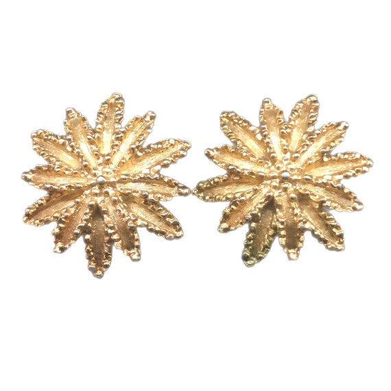 Vintage Avon gold tone leaf clip on earrings. 197… - image 1
