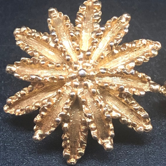 Vintage Avon gold tone leaf clip on earrings. 197… - image 6