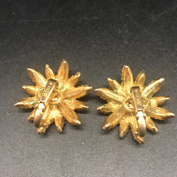 Vintage Avon gold tone leaf clip on earrings. 197… - image 4