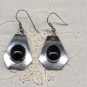 Vintage Mexican earrings, drop Sterling silver with a red stone, hexagonal geometric design, tribal, pre owned, unsigned, 112510F