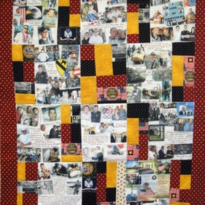 Op de afbeelding: Een rood, zwart en geel patchwork-deken met een verscheidenheid aan foto's en tekst. De foto's omvatten familieportretten, militair personeel en landschappen. De tekst bevat citaten en boodschappen van liefde en steun.