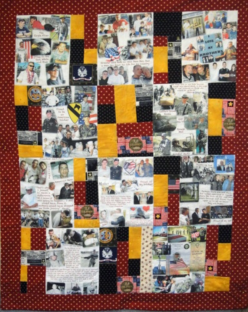 Op de afbeelding: Een rood, zwart en geel patchwork-deken met een verscheidenheid aan foto's en tekst. De foto's omvatten familieportretten, militair personeel en landschappen. De tekst bevat citaten en boodschappen van liefde en steun.