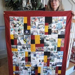 Op de afbeelding: Een rood en gouden quilt met een patchwork-ontwerp met foto's van mensen en militaire insignes. De quilt heeft een witte rand en is versierd met kleine witte sterren. De tekst "I Love My Brothers" is zichtbaar in het midden van de quilt.