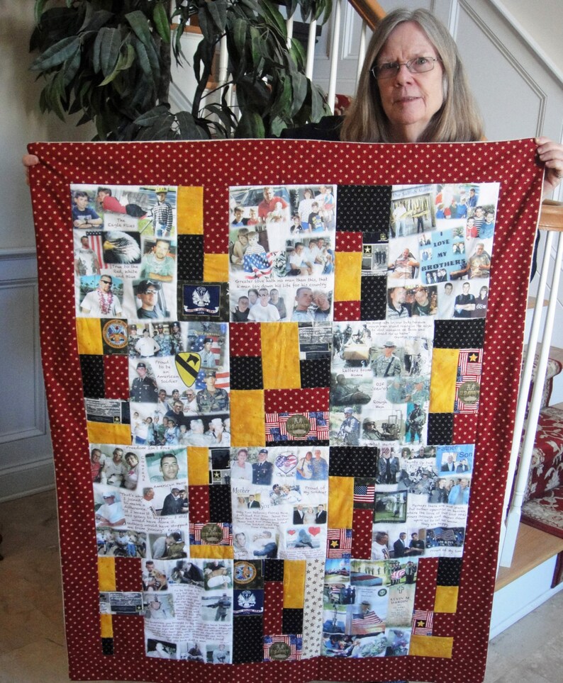 Op de afbeelding: Een rood en gouden quilt met een patchwork-ontwerp met foto's van mensen en militaire insignes. De quilt heeft een witte rand en is versierd met kleine witte sterren. De tekst "I Love My Brothers" is zichtbaar in het midden van de quilt.