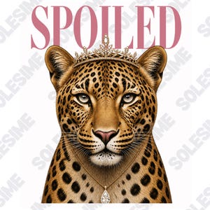 Op de afbeelding: Digitale illustratie van een luipaard met een gouden kroon en een diamanten hangerketting. Het woord "SPOILED" staat in roze boven de kop van de luipaard. De luipaard heeft een bruin-zwarte gevlekte vacht.