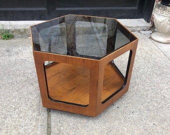 Mesa auxiliar de nogal de vidrio ahumado hexagonal de mediados de siglo