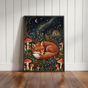 Könnte beinhalten: Gerahmter Kunstdruck eines schlafenden Fuchses, der sich in einem Feld aus bunten Wildblumen und Pilzen zusammenrollt. Der Hintergrund zeigt einen Sternenhimmel, einen Mond und ein kleines Haus. Der Fuchs hat orangefarbenes Fell und einen weißen Bauch.