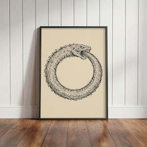 Könnte beinhalten: Gerahmter Kunstdruck mit einer detaillierten Schwarz-Weiß-Illustration eines Ouroboros, einer Schlange, die ihren eigenen Schwanz frisst. Das Kunstwerk ist vor einem beigen Hintergrund platziert und in einem schwarzen Rahmen eingefasst. Der Druck steht auf einem Holzboden.