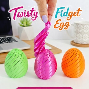 Könnte beinhalten: Das Bild zeigt drei farbenfrohe Twisty-Fidget-Eier in Grün, Pink und Orange. Das pinkfarbene Ei wird verdreht, was sein flexibles Design hervorhebt. Der Text "Twisty Fidget Egg" und "Instant Digital Download" ist ebenfalls zu sehen.