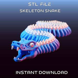 Op de afbeelding: Een 3D-geprinte skeletsnake in blauw, wit en roze. De kop van de slang staat open met zichtbare tanden. De tekst "STL FILE SKELETON SNAKE INSTANT DOWNLOAD" wordt weergegeven.
