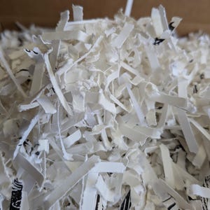 Versnipperd prentpapier, duurzaam (80T - 110C gewogen, gerecycled van drukfouten en testafdrukken)