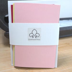 Biglietti bianchi con buste, set di 6 biglietti pieghevoli colorati 4x6, articoli di cancelleria assortiti.