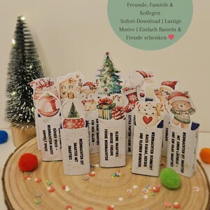 Könnte beinhalten: Eine Sammlung von weihnachtlichen Smarties-Verpackungen mit verschiedenen Designs, darunter Schneekugeln und Weihnachtsbäume. Die Verpackungen sind auf einer Holzscheibe mit bunten Konfetti angeordnet.