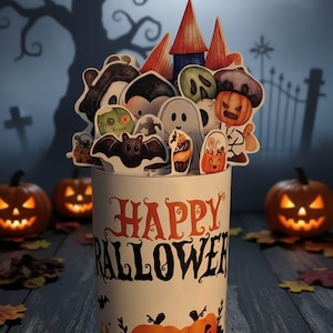Könnte beinhalten: Ein weißer Behälter mit dem Schriftzug "HAPPY HALLOWEEN" in Orange und Schwarz. Er ist mit Kürbissen verziert und mit Halloween-Ausschnitten von Geistern, Fledermäusen und anderen gruseligen Figuren gefüllt. Beleuchtete Kürbisse sind im Hintergrund.
