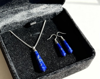 Gefacetteerde lapis lazuli-sieradenset met lange druppel • Ketting en oorbellen • Natuurlijke Afghaanse steen • Zilverkleur