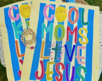 Camiseta feminina "Mães Legais Amam Jesus" (tatuagem de 1 semana)