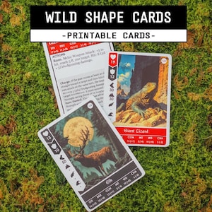 Może przedstawiać: Zestaw Wild Shape Cards zawierający karty do gry z ilustracjami łosia i wielkiej jaszczurki. Karty prezentują statystyki, punkty umiejętności oraz opisy akcji do gry, z nagłówkiem tekstowym o treści Wild Shape Cards.
