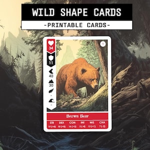 Könnte beinhalten: Eine druckbare Karte aus der Serie "Wild Shape Cards" mit einer Illustration eines Braunbären. Die Karte enthält Spielstatistiken und den Text "Brown Bear". Die Karte hat einen weißen Rand mit roten und schwarzen Akzenten, vor einem Waldbild.