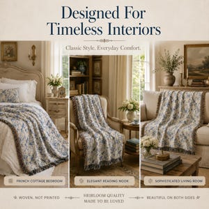 K&ouml;nnte beinhalten: Eine gewebte Decke mit blauem Blumenmuster und Fransen ist &uuml;ber ein Bett, einen Stuhl und ein Sofa drapiert. Das Bild zeigt den Text "Designed For Timeless Interiors" und "Classic Style. Everyday Comfort."