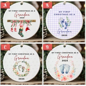 Puede incluir: Cuatro adornos navide&ntilde;os de cer&aacute;mica blanca. Cada adorno presenta el texto "MY FIRST CHRISTMAS AS A Grandma 2025". Los dise&ntilde;os incluyen huellas de beb&eacute;, decoraciones navide&ntilde;as y coronas florales.