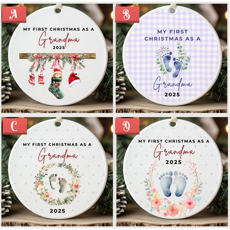 Puede incluir: Cuatro adornos navide&ntilde;os de cer&aacute;mica blanca. Cada adorno presenta el texto "MY FIRST CHRISTMAS AS A Grandma 2025". Los dise&ntilde;os incluyen huellas de beb&eacute;, decoraciones navide&ntilde;as y coronas florales.