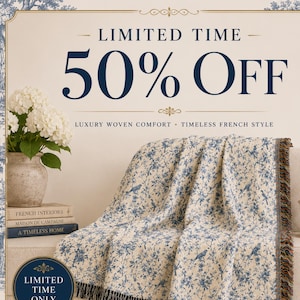 K&ouml;nnte beinhalten: Eine gewebte Decke mit blauem Blumen- und Vogelmuster ist &uuml;ber ein Sofa drapiert. Die Decke hat einen cremefarbenen Hintergrund und einen Fransenrand. Das Bild enth&auml;lt den Text "LIMITED TIME 50% OFF" und "LUXURY WOVEN COMFORT &bull; TIMELESS FRENCH STYLE."