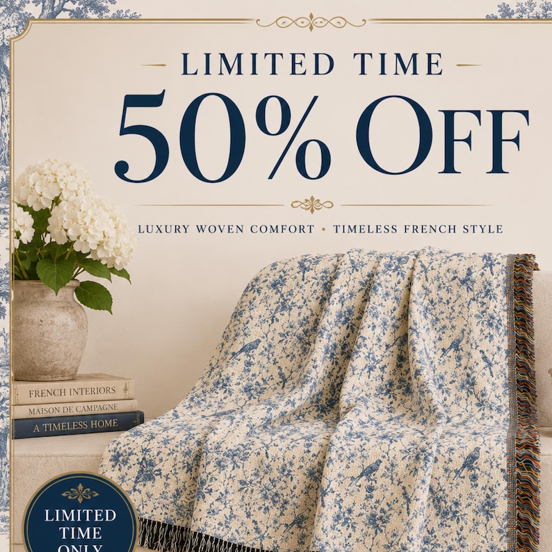 K&ouml;nnte beinhalten: Eine gewebte Decke mit blauem Blumen- und Vogelmuster ist &uuml;ber ein Sofa drapiert. Die Decke hat einen cremefarbenen Hintergrund und einen Fransenrand. Das Bild enth&auml;lt den Text "LIMITED TIME 50% OFF" und "LUXURY WOVEN COMFORT &bull; TIMELESS FRENCH STYLE."