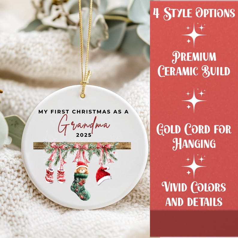 Puede incluir: Adorno navide&ntilde;o de cer&aacute;mica blanca con el texto "MY FIRST CHRISTMAS AS A Grandma 2025". El adorno presenta un dise&ntilde;o festivo con un cord&oacute;n dorado, una viga de madera y medias y sombreros colgantes. El texto "4 STYLE OPTIONS" es visible.
