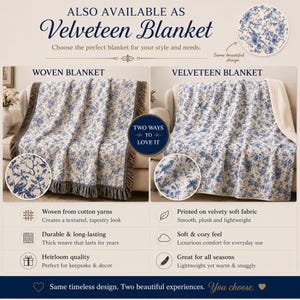 K&ouml;nnte beinhalten: Zwei Decken werden gezeigt, eine gewebte und eine Veloursdecke, beide mit einem blauen Blumenmuster auf cremefarbenem Hintergrund. Die gewebte Decke hat eine strukturierte Optik mit Fransen. Die Veloursdecke ist glatt und weich. Text: "Velveteen Blanket".