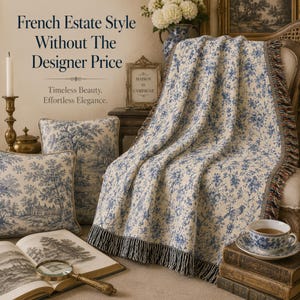 K&ouml;nnte beinhalten: Eine cremefarbene Decke und passende Kissen mit blauem Blumenmuster sind &uuml;ber einen Stuhl drapiert. Das Bild enth&auml;lt eine Teetasse, B&uuml;cher und den Text "French Estate Style Without The Designer Price."