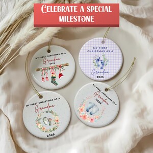 Puede incluir: Cuatro adornos navide&ntilde;os redondos con colgantes dorados. Cada adorno dice "My First Christmas as a Grandma 2025". Uno tiene decoraciones navide&ntilde;as, otro huellas de beb&eacute; y dos dise&ntilde;os florales.