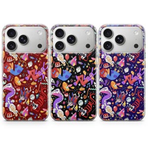 Op de afbeelding: Drie telefoonhoesjes met kleurrijke, grillige ontwerpen. Elke hoes heeft een andere achtergrondkleur: rood, zwart en blauw. De patronen bevatten cartoonfiguren, muzieknoten, dobbelstenen en andere speelse elementen.