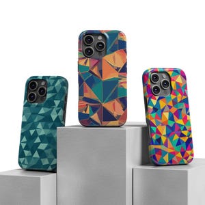 Puede incluir: Tres fundas para teléfono con diseños geométricos. Una funda es de color turquesa con formas triangulares, otra tiene un patrón de mosaico colorido y la tercera presenta formas geométricas naranjas, azules y turquesas. Todas las fundas tienen un acabado brillante.