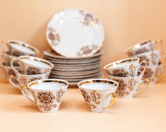 Juego de té y café "Vita" de porcelana soviética de Riga, de estilo vintage - Juego raro de 36 piezas - Porcelana letona color cáscara de huevo de la década de 1970 con detalles florales dorados.