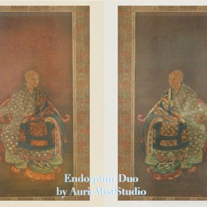 Puede incluir: Un díptico con dos figuras sentadas con túnicas tradicionales. Las figuras tienen la cabeza rapada y están sentadas en sillas ornamentadas. La obra de arte tiene una paleta de colores apagados con un borde decorativo. El texto en la parte inferior dice "Endorphin Duo by Auri Mist Studio."