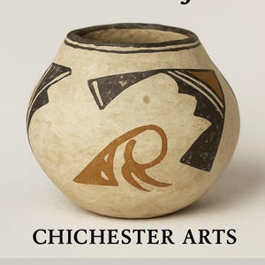 Puede incluir: Jarra de cerámica Acoma Pueblo con base color crema y diseños geométricos negros y marrones. La jarra tiene forma redondeada con un borde oscuro. El texto en la parte superior dice "Acoma Pueblo Pottery Jar" y en la inferior "Chichester Arts."