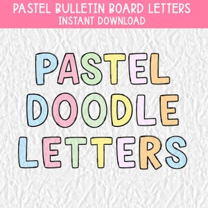 Könnte beinhalten: Pastellfarbene Doodle-Buchstaben in Rosa, Blau, Gelb und Grün mit schwarzen Umrissen. Die Worte "PASTEL DOODLE LETTERS" sind auf einem strukturierten, weißen Hintergrund dargestellt. Der Text "PASTEL BULLETIN BOARD LETTERS INSTANT DOWNLOAD" befindet sich oben.